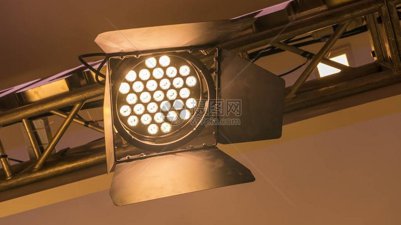 窄边嵌入式线条灯：规格参数解析与选型逻辑